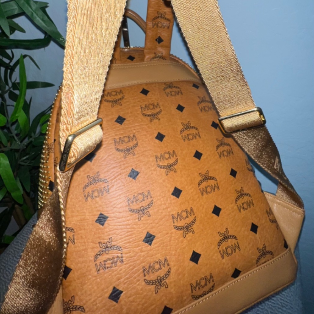 Backpack - Picture 2 of 7